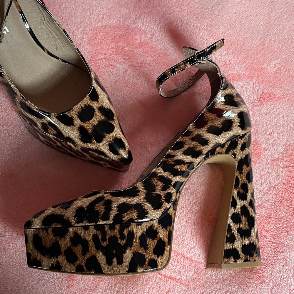 Shoes, Leopard Print Platform Heels.
Incredibly Bold and Stylish.
Unique & Sexy!